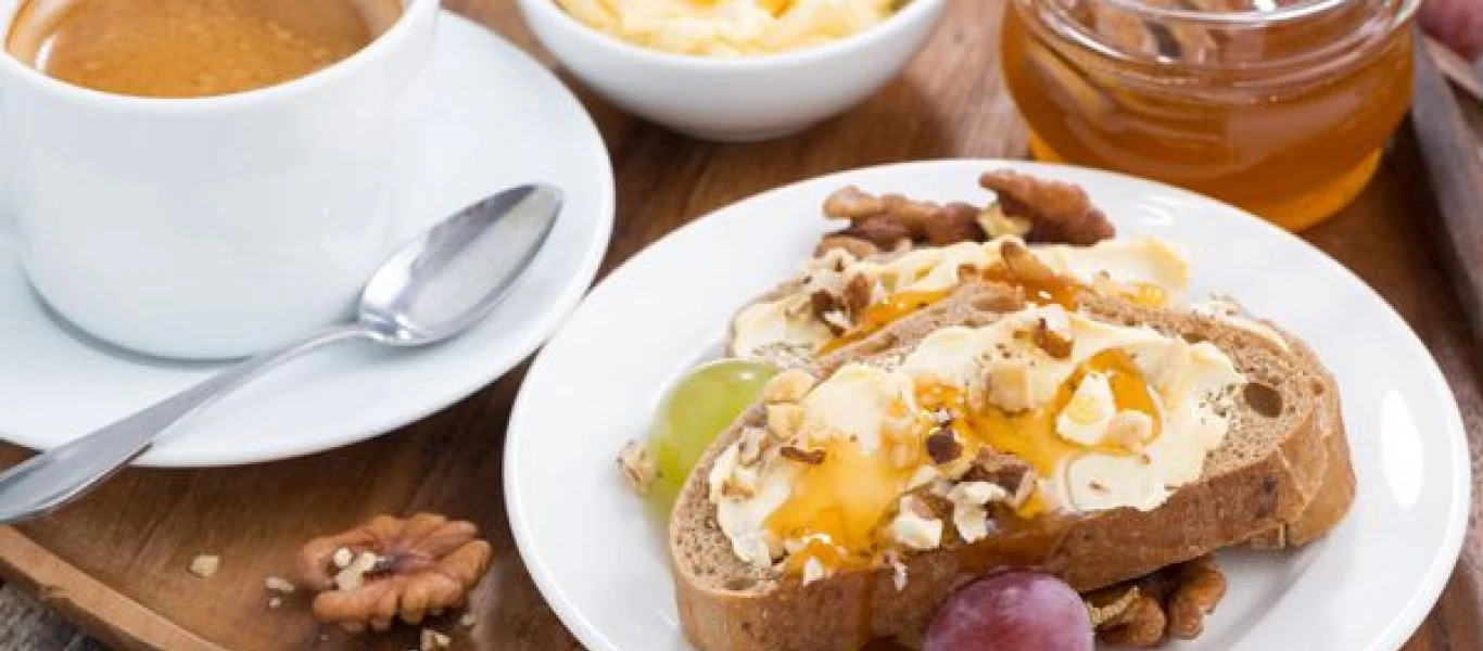 Η πρωινή συνήθεια που βλάπτει τα δόντια μας και όμως συνεχίζουμε